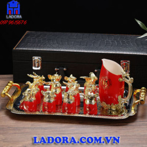 bộ ly gồm 12 chén gắn biểu tượng của 12 con giáp