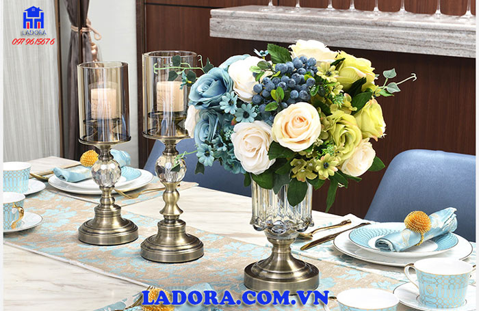 chân nến được thiết kế theo phong cách tân cổ điển