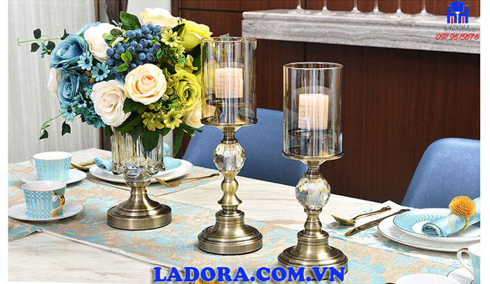 bộ chân nến pha lê sẽ làm bừng sáng không gian trang trí của bạn