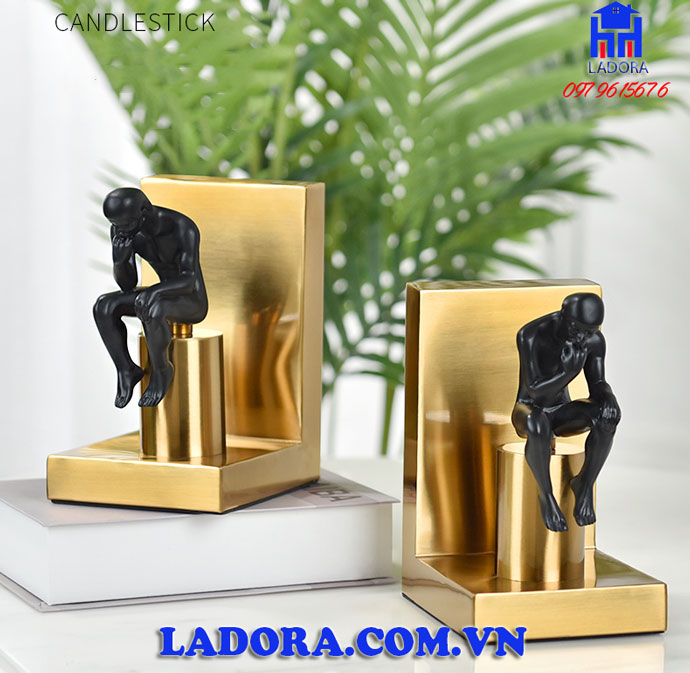 đồ giữ sách miêu tả người đàn ông đang đứng trước đường đời khó khăn đôi ngả