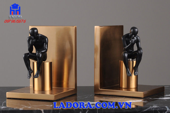 chặn giữ sách là đồ vật vừa thiết thực vừa trang trí bàn độc đáo