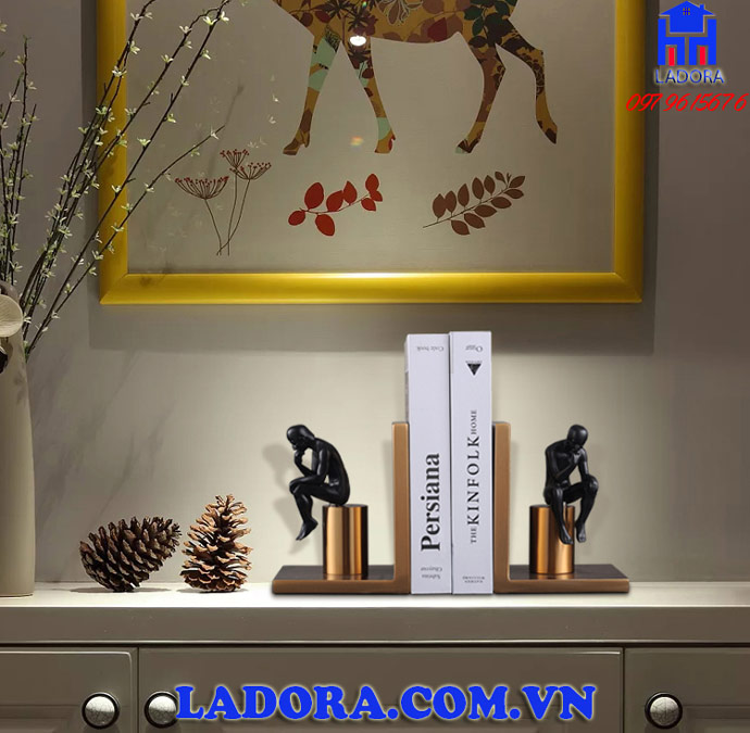 đồ giữ sách người suy tư miêu tả tâm trạng của những người đàn ông