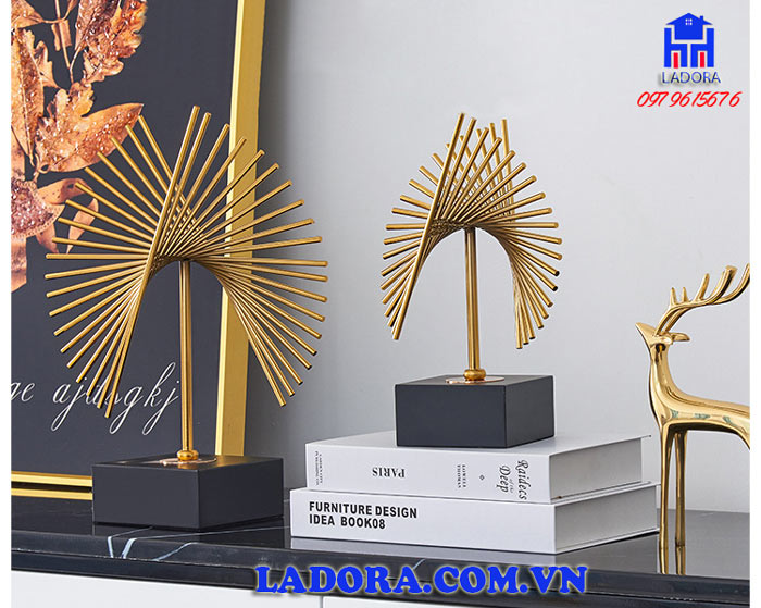 decor trang trí thể hiện đôi cánh chim đang vỗ cánh bay