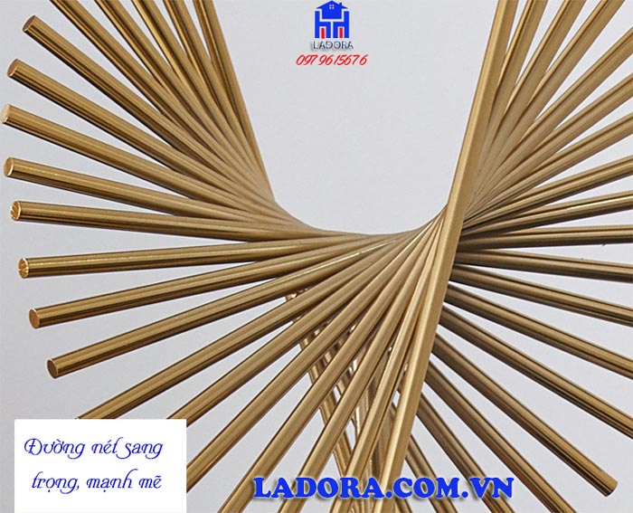 từng thanh đều tăm tắp đan vào nhau đẹp mắt