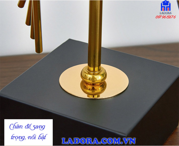 chân đế của decor trang trí rất sang trọng