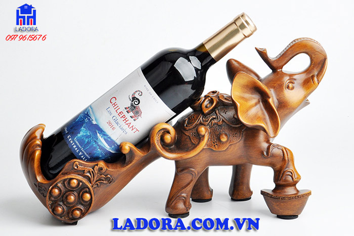 biểu tượng voi trên giá đựng rượu giúp gia chủ con đàn cháu đống