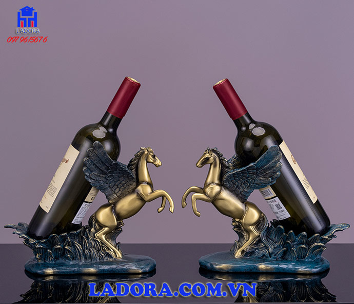kệ để rượu kết hợp decor ngựa thần có cánh