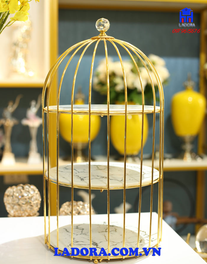 chiếc lồng chim được làm từ chất liệu hợp kim và đá cẩm thạch