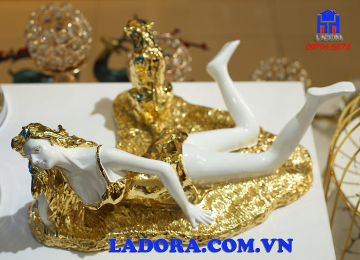 khay đựng hoa quả được nghệ nhân khắc họa chi tiết tỉ mỷ