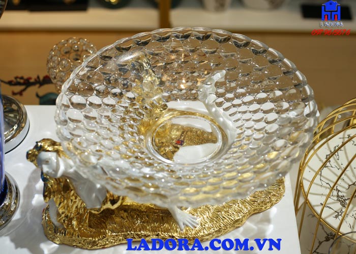 đĩa thủy tinh đặt trên rất dày dặn