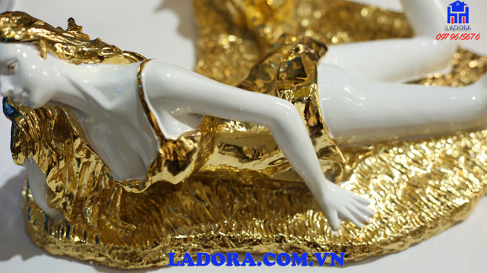 vẻ đẹp gợi cảm của người thiếu nữ bên chiếc đĩa