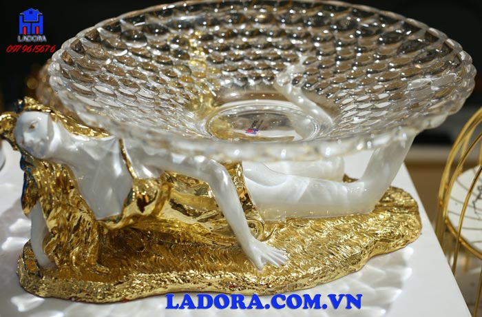 khay đựng hoa quả với biểu tượng thiếu nữ xinh đẹp gợi cảm và quyến rũ