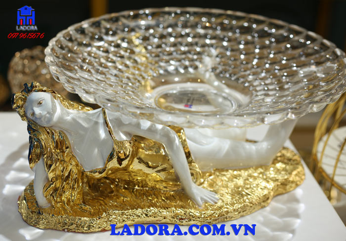 khay đựng hoa quả được nghệ nhân khắc họa chi tiết tỉ mỷ