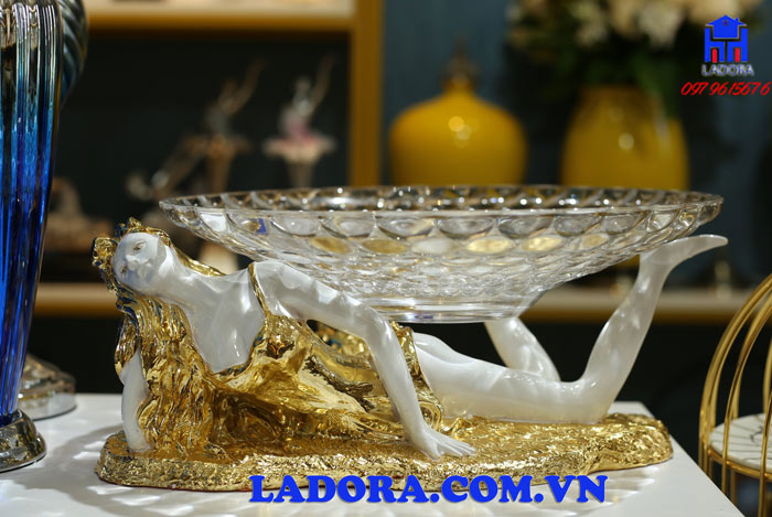 khay đựng hoa quả với hình ảnh thiếu nữ xinh đẹp và gợi cảm