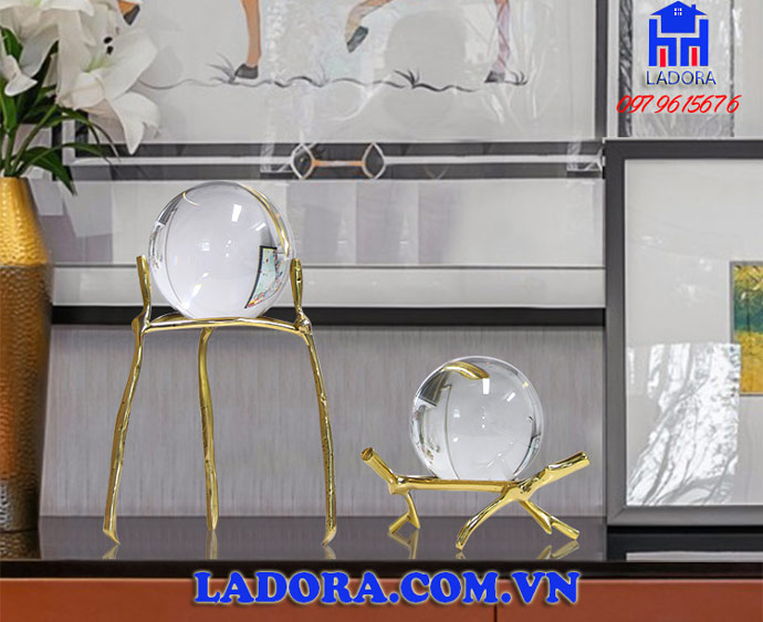 quả cầu thủy tinh trang trí trong phòng khách hay trên bàn làm việc