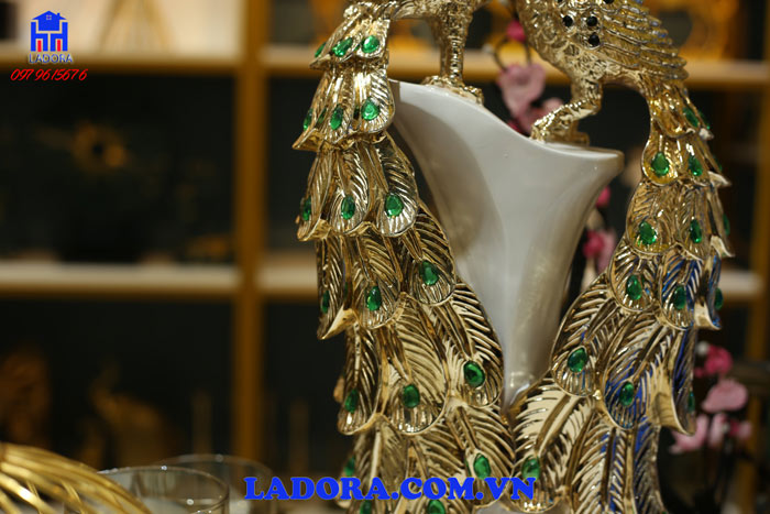 chim công là biểu tượng của sự thủy chung và gắn bó