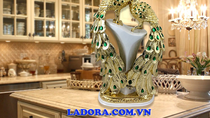 chim công biểu tượng cho sự may mắn, quyền uy và thịnh vượng