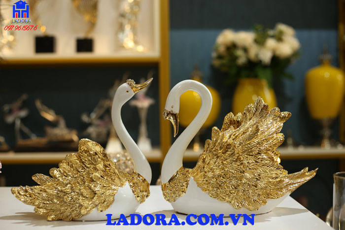 tượng thiên nga được kết hợp bởi màu trắng tinh khiết và màu vàng óng ánh