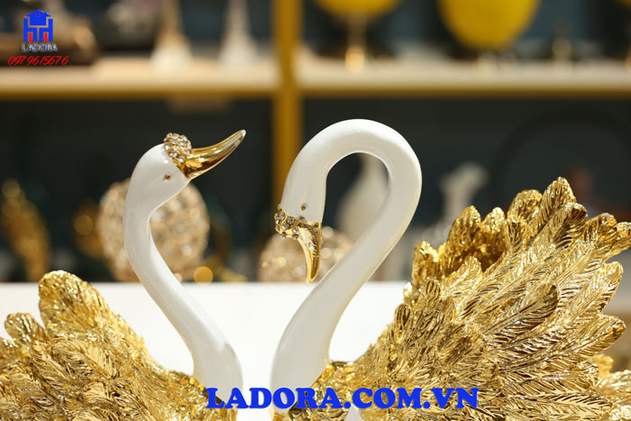 tượng mô tả chân thực đôi thiên nga đang đong đầy cảm xúc