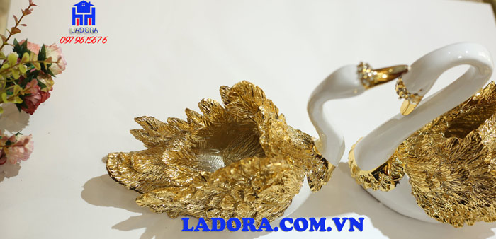 tượng chim thiên nga trang trí rất sống động và sang trọng