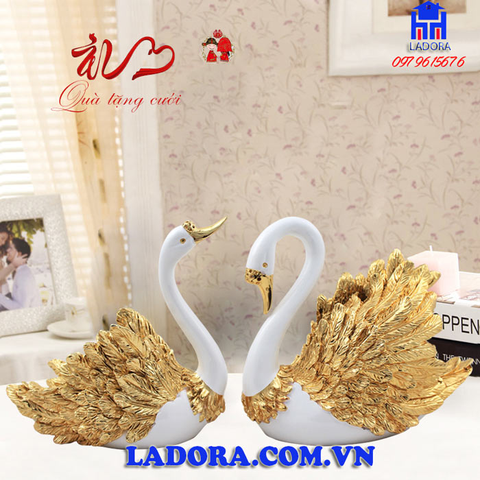 đôi chim thiên nga trưng bày trong phòng khách