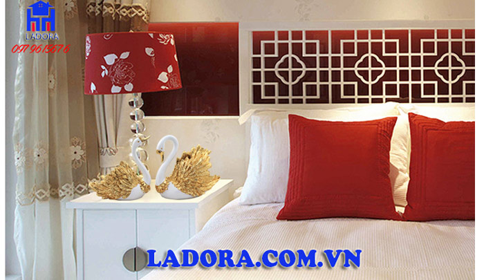đôi chim thiên nga được trưng bày trong phòng ngủ