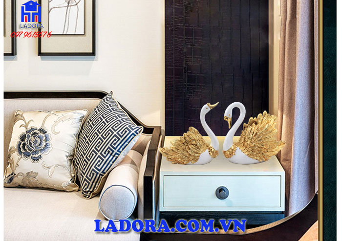 tượng thiên nga trang trí trong phòng khách