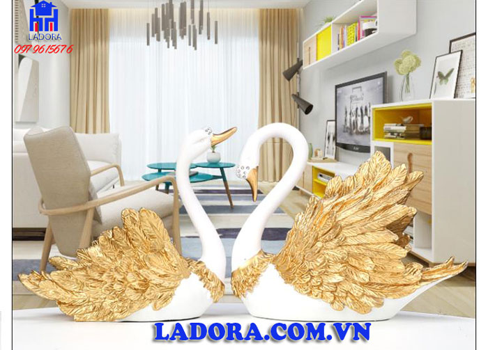 tượng thiên nga trang trí trong phòng khách