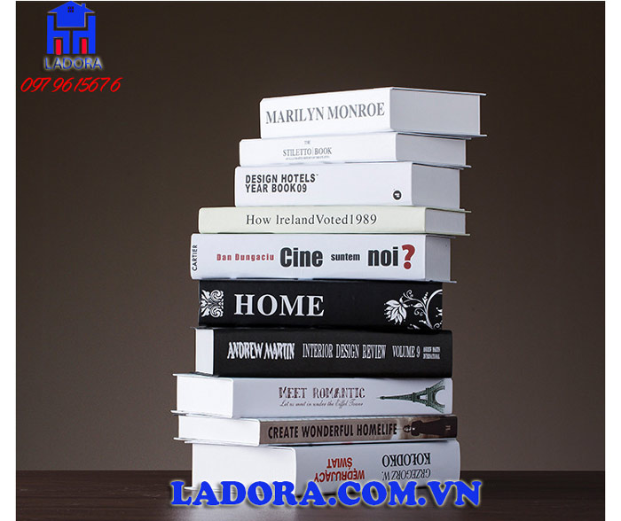 Những cuốn vỏ sách cũng mô phỏng những cuốn sách nói về các diên viên, người mẫu đình đám một thời như Marilyn Monroe hay những ban nhạc Rock huyền thoại...