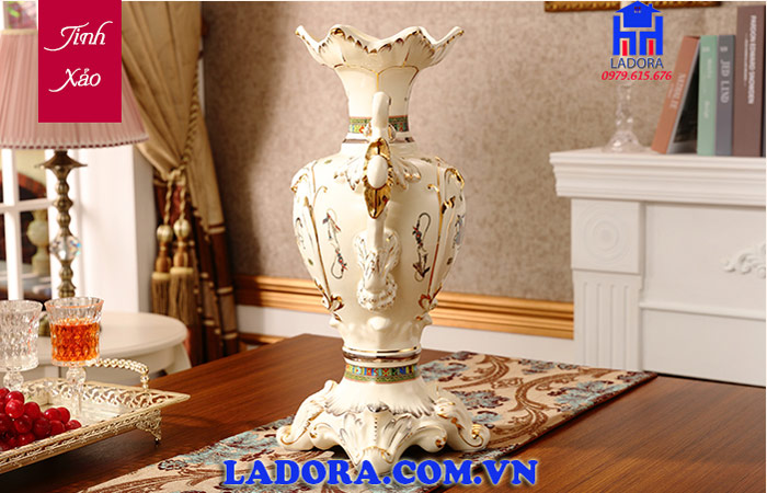 hoa văn đặc sắc và tinh xảo trên chiếc bình hoa trang trí nội thất