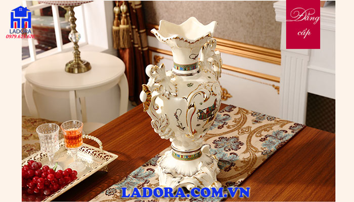 ý nghĩa hình ảnh những con ngựa trên bình hoa trang trí nội thất