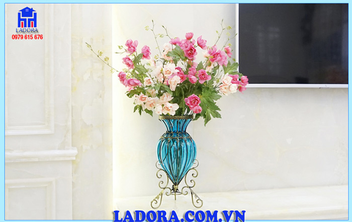 bình cắm hoa thủy tinh đem lại cho không gian đầy sức sống