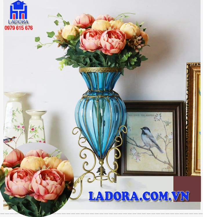 bình thủy tinh cắm hoa với phong cách tân cổ điển