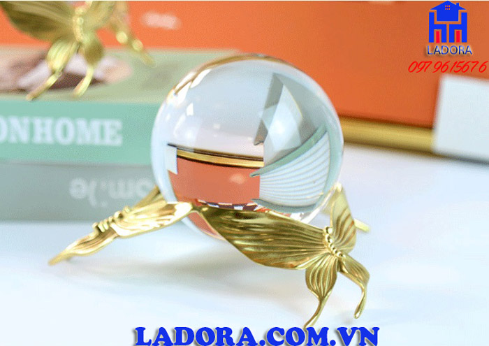 quả cầu thủy tinh được đỡ trên 3 cánh bướm xinh đẹp