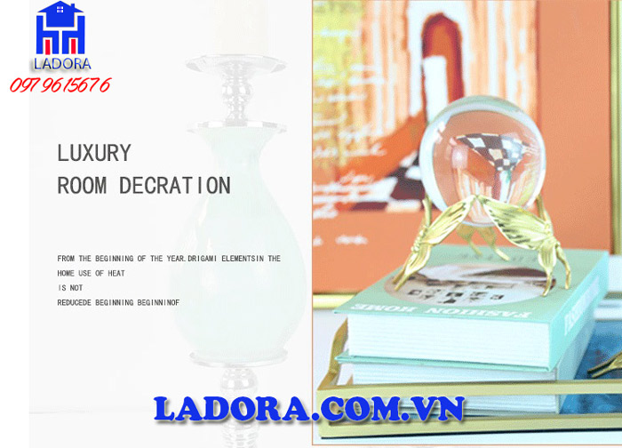 trưng bày quả cầu trên bàn làm việc rất ý nghĩa
