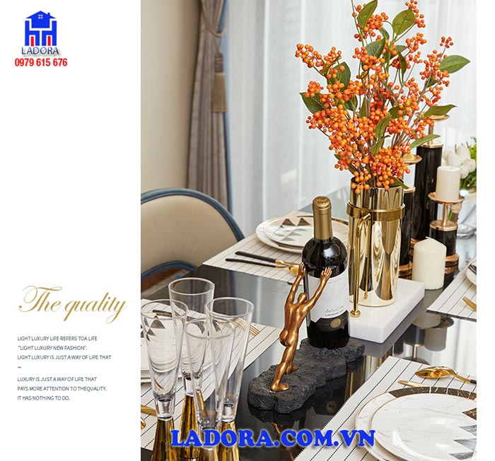 giá rượu lực sỹ trang trí bàn ăn