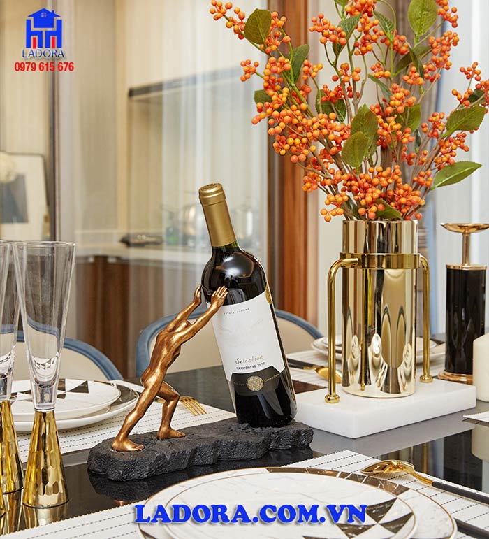 giá đựng rượu lực sỹ tại ladora