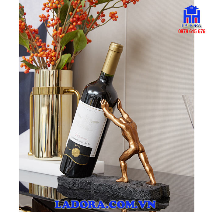 giá để rượu lực sỹ được thiết kế rất ấn tượng