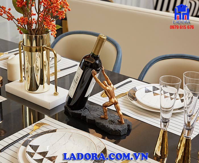 giá để rượu liên tưởng tới hec quyn vj thần sức mạnh