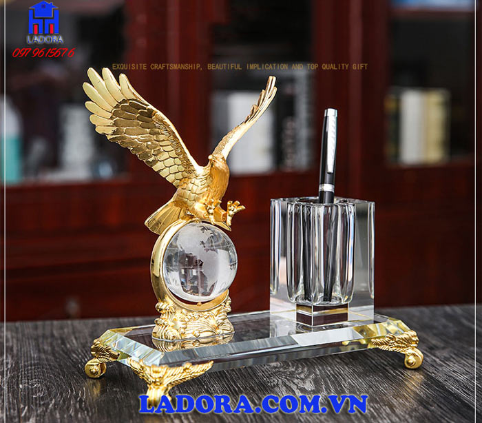 hộp đựng bút với hình ảnh đại bàng vô cùng ý nghĩa