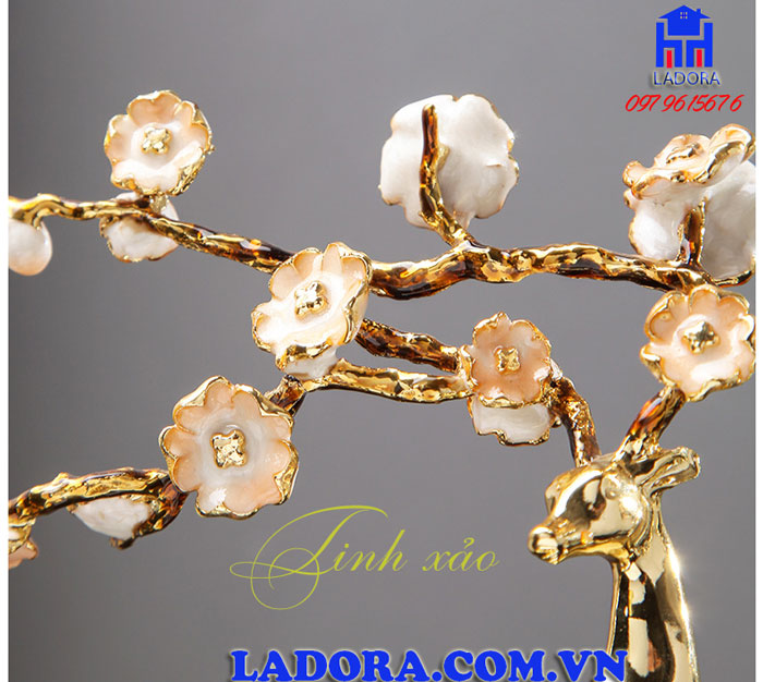 bộ sừng hươu trang trí biểu trưng cho trăm hoa đua nở