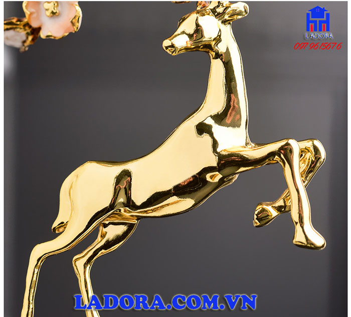 sự tinh xảo của tượng trang trí decor hươu vàng