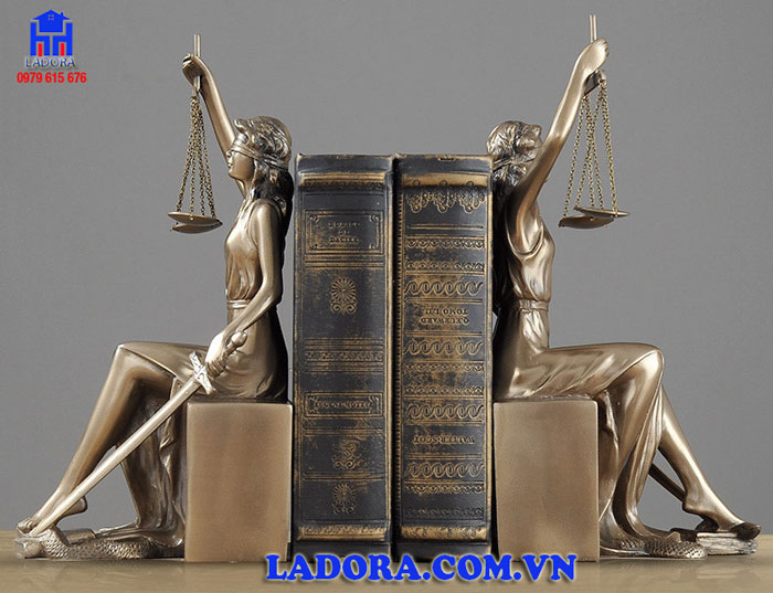 giá chặn sách tượng nữ thần công lý độc đáo và ý nghĩa tại ladora