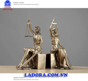 giá chặn sách nữ thần công lý rất ý nghĩa