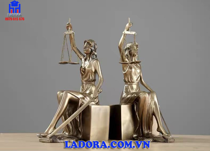 quà tặng ý nghĩa với giá chặn sách nữ thần công lý