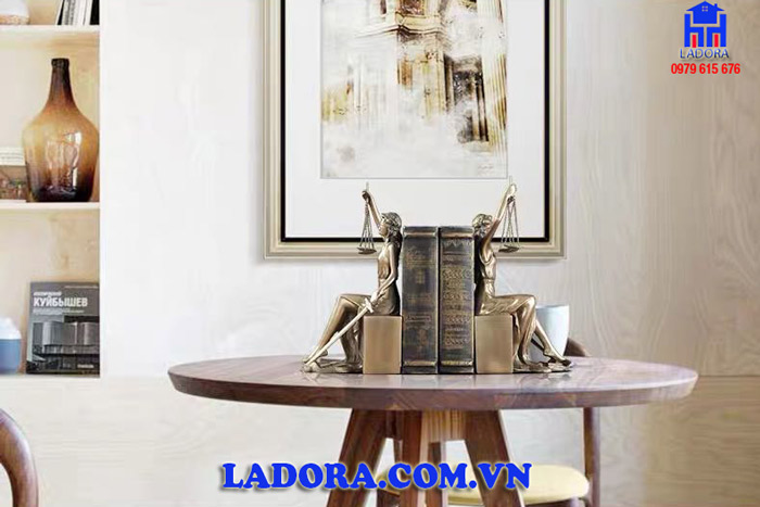 giá chặn sách nữ thần công lý được nhiều người lựa chọn