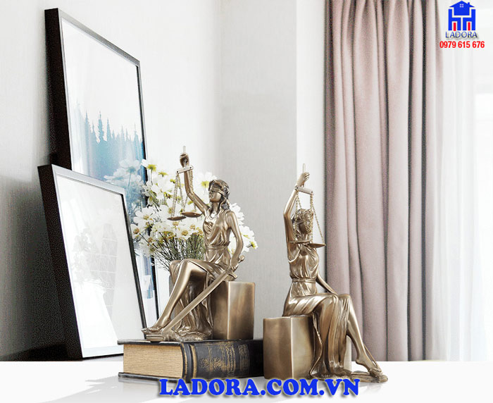 giá chặn sách nữ thần công lý tượng trưng cho công bằng và lẽ phải