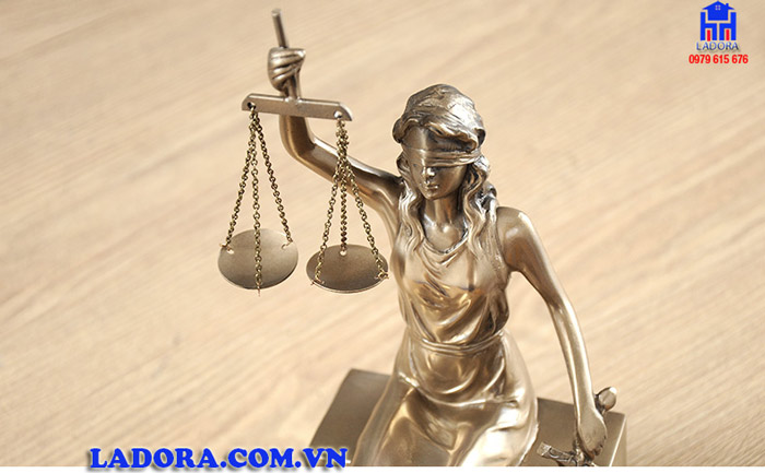 ý nghĩa của thanh gươm, cán cân và dải băng bịt mắt trên giá sách nữ thần công lý