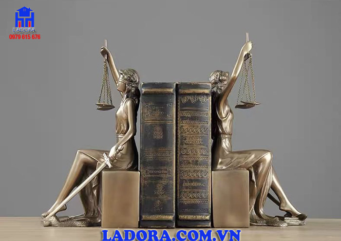 ý nghĩa tượng nữ thần công lý bên giá chặn sách