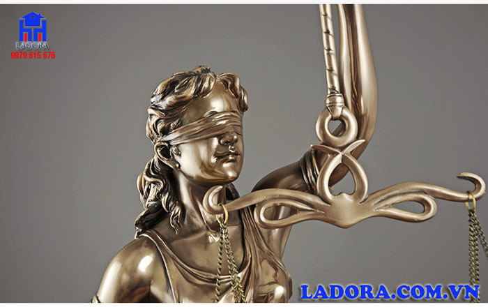 biểu tượng cán cân trên tay nữ thần công lý